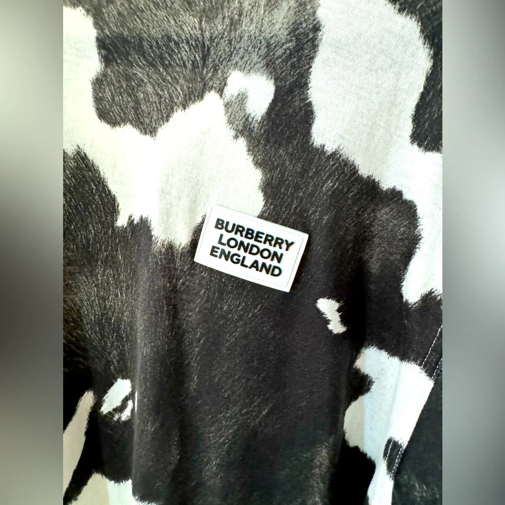 Burberry LOGO DETAIL COW PRINT COTTON OVERSIZED T-SHIRT IN BLACK - Picture 2 of 10